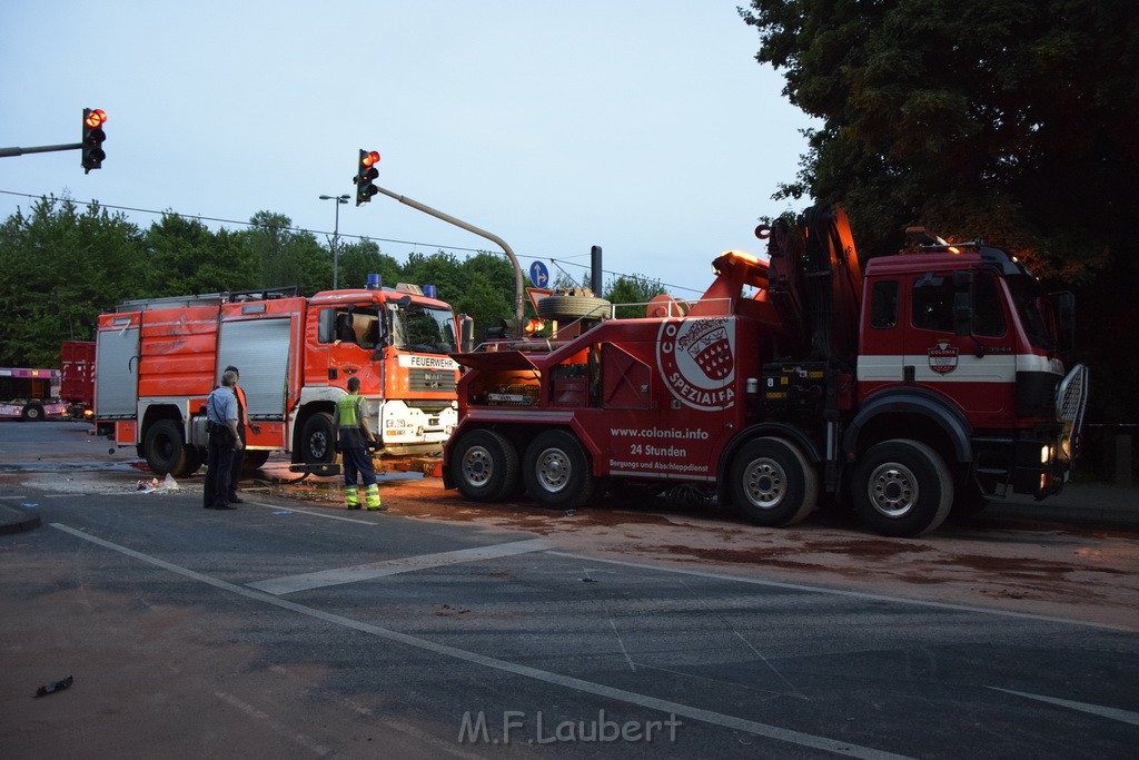 TLF 4 umgestuerzt Koeln Bocklemuend Ollenhauer Ring Militaerringstr P203.JPG - Miklos Laubert